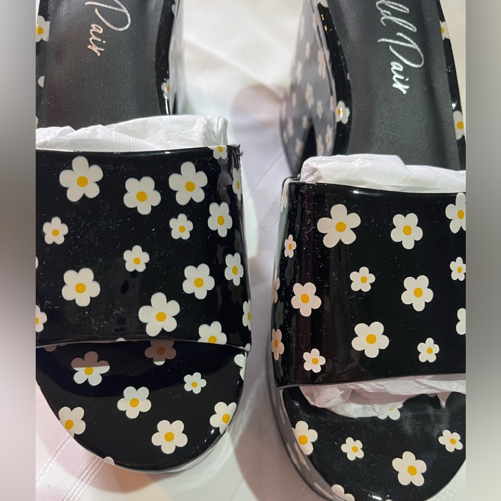 Wild pair daisy sandals size 7